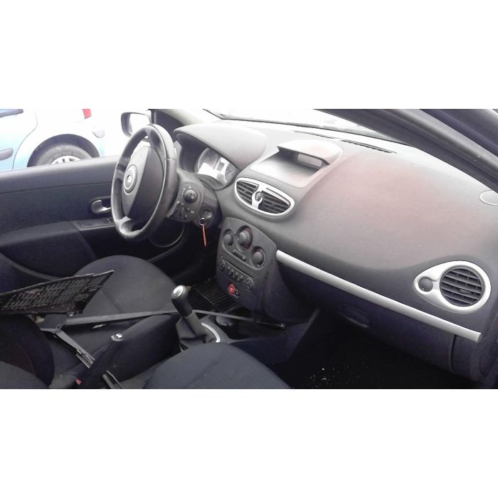 Bouton de coffre RENAULT Clio 3 ou Modus - référence 8200076256